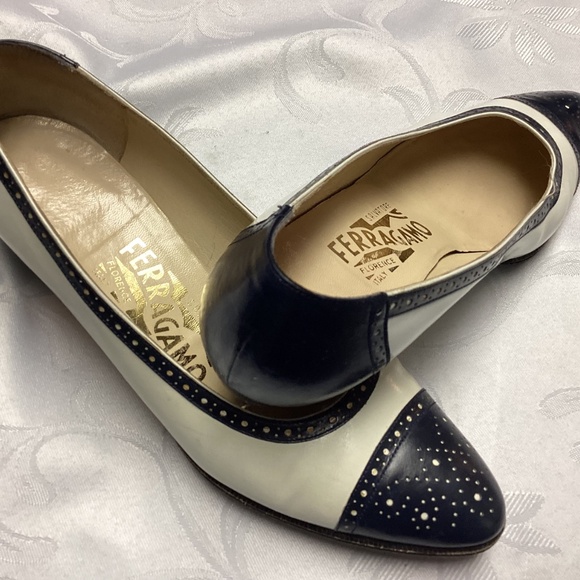 Salvatore Ferragamo Dress Shoes5/1/2 B navy n white chunk 2 in kitten heel - Picture 2 of 10